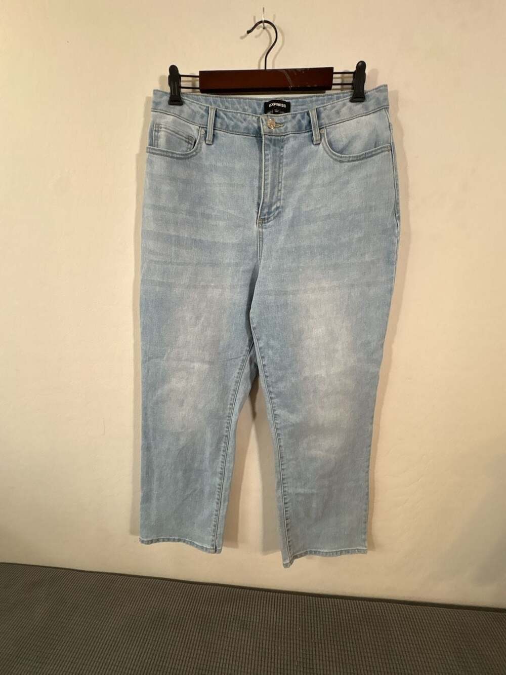 Express Women's Light Wash High-Rise Straight Leg Jeans